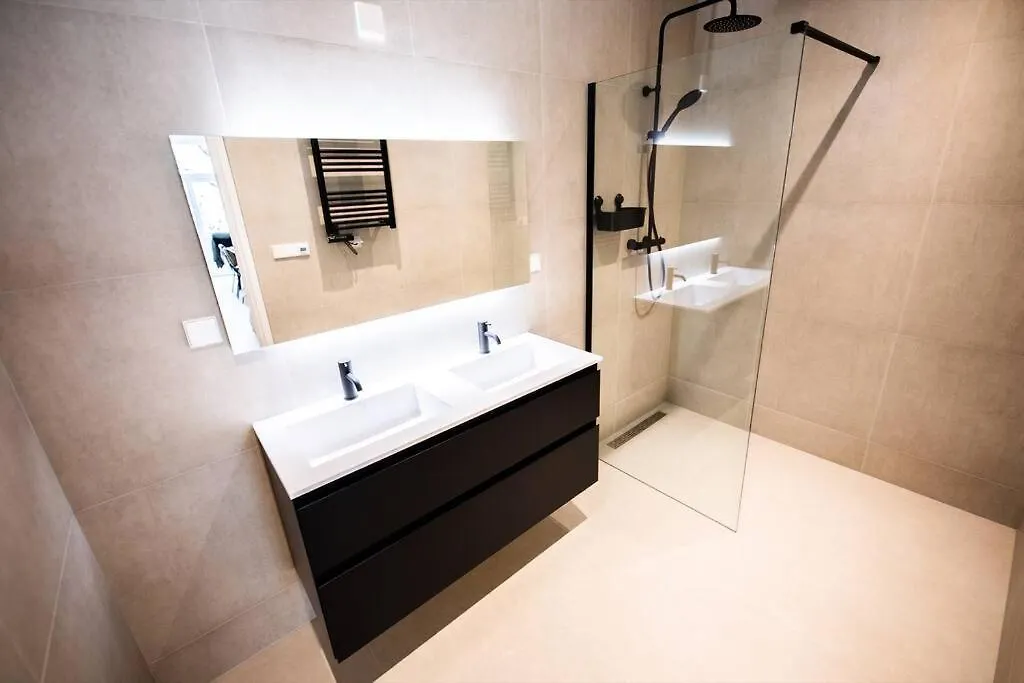 Amazing 1 Bedroom Serviced Apartment 53M2 -Nb304A- 로테르담 펜션